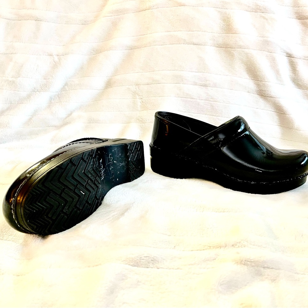 Dansko size 36 Black Patent Professional Clogs